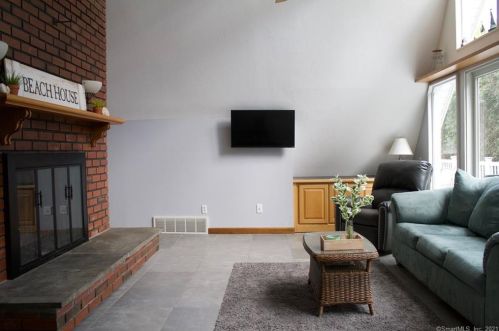 1 Clifton St, Lyme CT  06371-2024 exterior