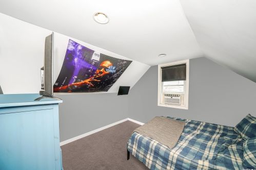 77 Lake St, North Lindenhurst NY  11757-5816 exterior