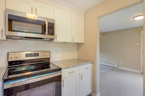 21 Belfield Dr, Providence RI  02919-1801 exterior