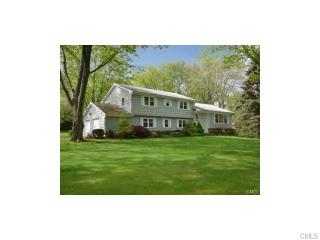 135 Far Horizon Dr, Bridgeport, CT 06612-1908