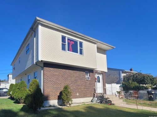 101 Dixon Ave, Copiague, NY 11726-1904