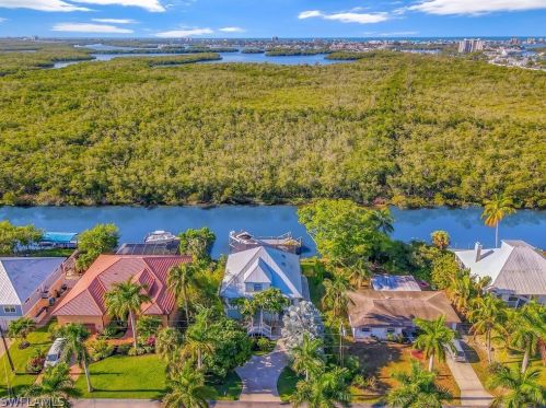 11811 Isle Of Palms Dr, Fort Myers Beach, FL 33931-3030