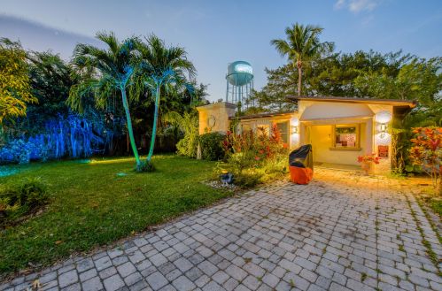 107 6th St, Delray Beach, FL 33444-3917