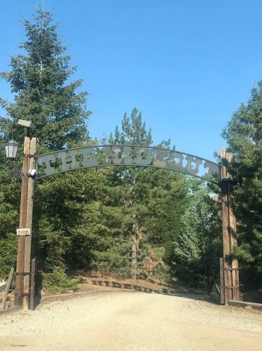1956 Julien Ln, Frazier Park, CA 93225-9590