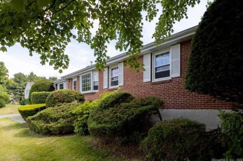 42 Farmstead Ln, Plainville, CT 06062-1412