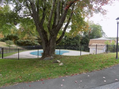 89 Chestnut St, Bethel CT  06801-2675 exterior