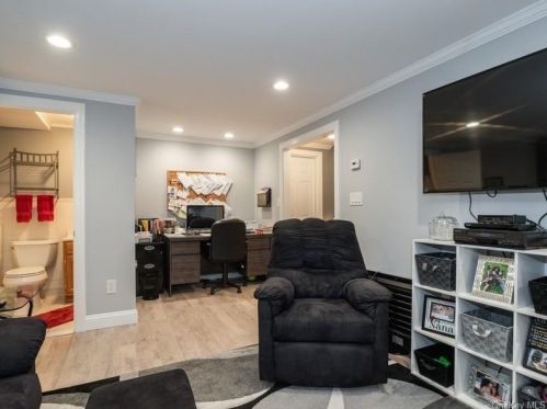 7 Crosby Ct, Fishkill NY exterior