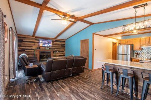 3229 Beech Ridge Dr, Pocono Summit, PA 18346-7706