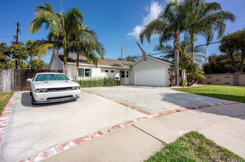 6471 Larchwood Dr, Huntington Beach, CA 92647-2308