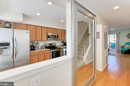8492 Laurel Oak Dr, Springfield VA  22153-3548 exterior