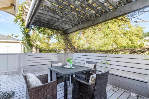 2800 Kingsland Ave, Oakland CA  94619-3325 exterior