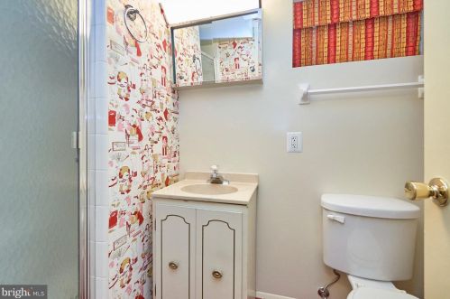 7317 Pinewood St, Falls Church VA  22046-2725 exterior