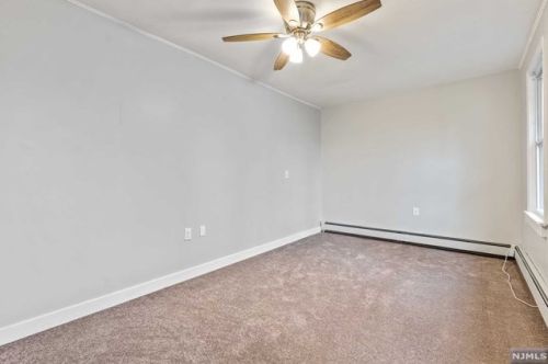 33 Riverside Dr, Oakland NJ  07436-1405 exterior