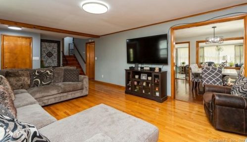 5 Pamela Dr, Wallingford CT  exterior