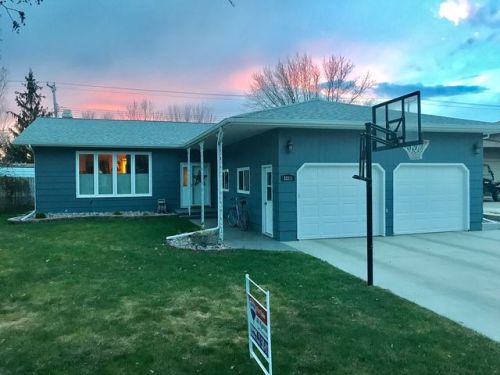 2211 6th Ave, Williston, ND 58801-6241