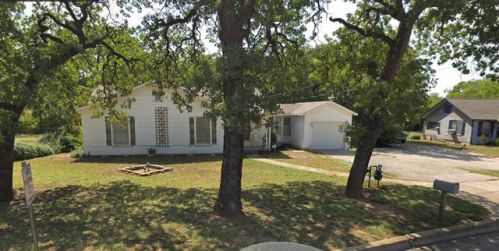 6136 Forest Hill Dr, Fort Worth, TX 76119-6608