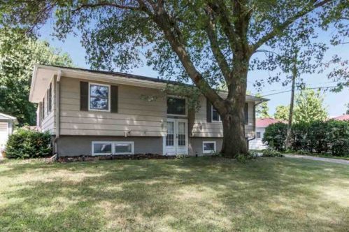200 13th Ave, Hiawatha, IA 52233-1914