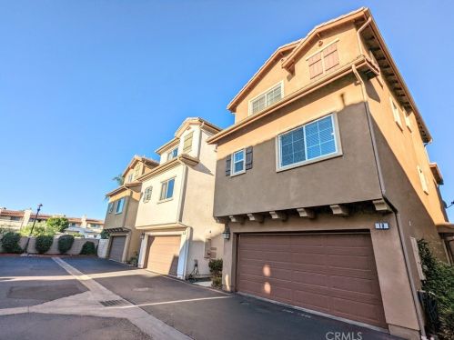 6840 De Celis Pl, Van Nuys, CA 91406-4788