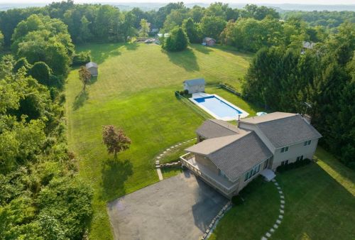 2389 Wharrey Dr, Sewickley, PA 15143-9002