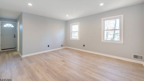 14 Ironwood Way, West Paterson NJ  07424-2019 exterior