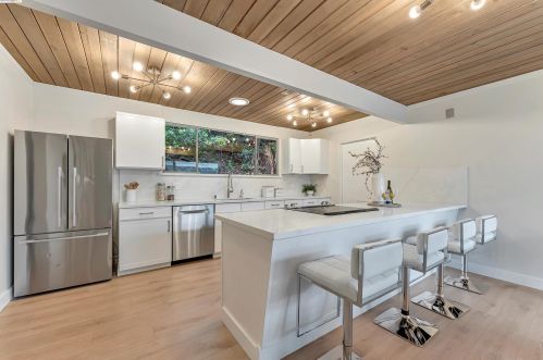 8193 Hansom Dr, Oakland, CA 94605-4210