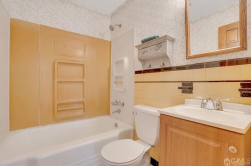 5 Ellwood Rd, East Brunswick NJ  08816-3001 exterior