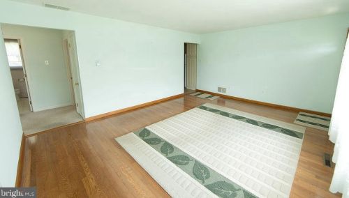 81 Holly Dr, West Deptford, NJ 08096-3322