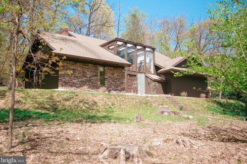 1812 Fox Hunt Ln, Harrisburg, PA 17110-3218