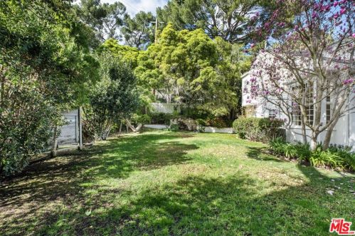 3911 Benedict Canyon Dr, Van Nuys CA  91423-4625 exterior