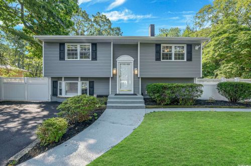 4 Wolfhollow Rd, South Setauket, NY 11720-4133