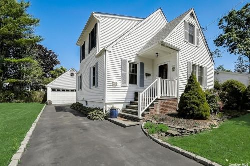 324 Oak Neck Rd, West Islip NY  11795-3613 exterior