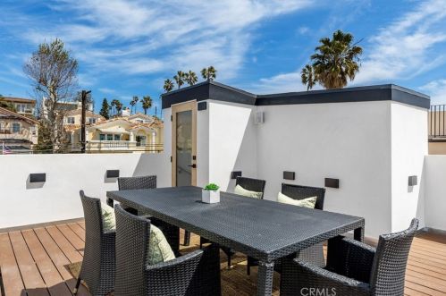 705 Juanita Ave, Redondo Beach CA  90277-2227 exterior