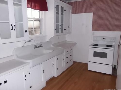 72 Godfrey St, Groton CT  06340-5018 exterior