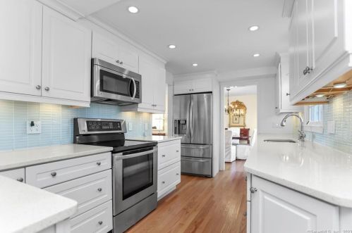 19 Manor Ln, Bridgeport, CT 06612-1820