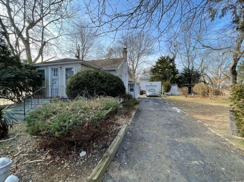 118 27th St, Wheatley Heights NY  11798-2826 exterior