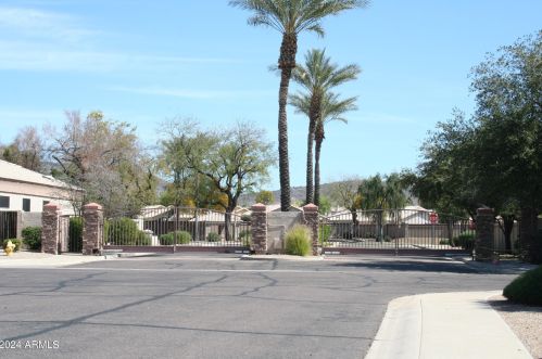 6327 Pontiac Dr, Glendale, AZ 85308-6675