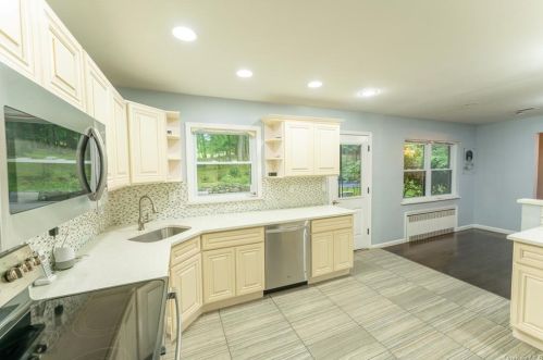 4 Hillside Ter, Airmont NY  10901-2105 exterior