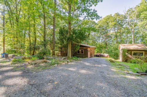 218 Horse Shoe Bend Rd, Acme, PA 15610-1230