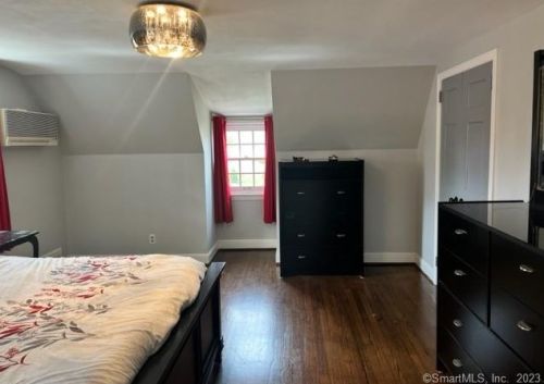 31 Oak Ridge Ln, Hartford CT  06107-3506 exterior