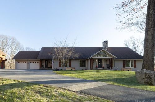 42 Timber Ln, Woodbury, CT 06798-2240