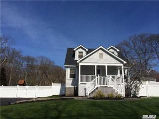 89 Gray Ave, Gordon Heights, NY 11763-1037