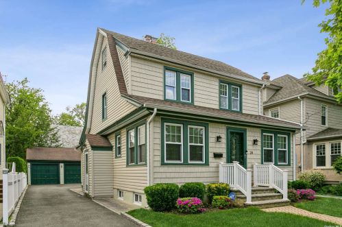 28 Vanderbilt Ave, Floral Park, NY 11001-1517