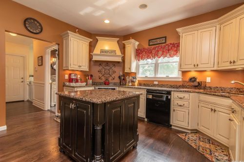 182 Miller Place Rd, Miller Place NY  11764-2804 exterior