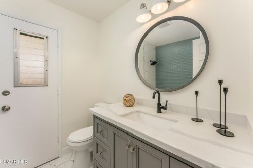 5226 Edgeware Dr, Calabasas CA  91301-2319 exterior