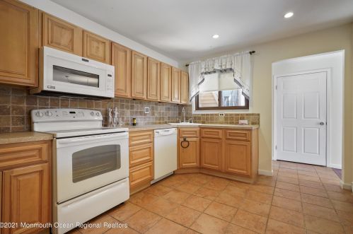 114 Lexington Ct, Tinton Falls, NJ 07701-5474