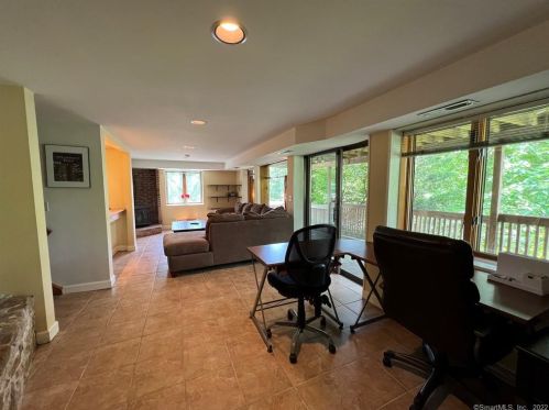 6 Buttonball Trl, Norwalk CT  06851-2812 exterior