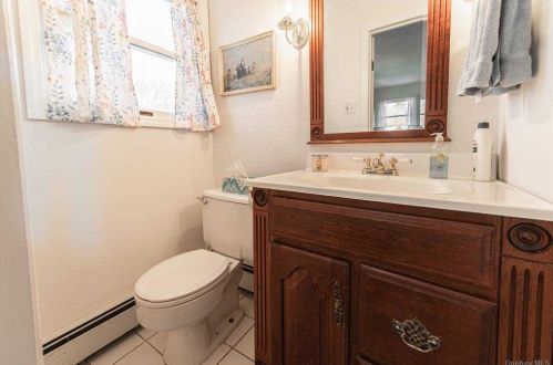 4 Brunswick Dr, Elwood NY  11731-5405 exterior