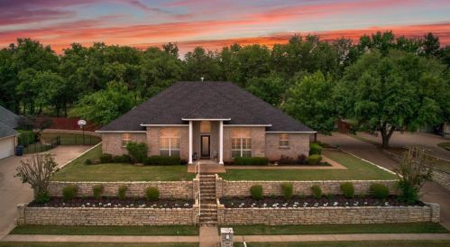 1910 Maplewood Dr, Weatherford, TX 76087-3808