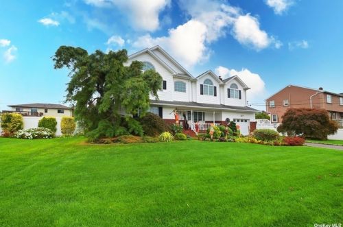 5 Grant Pl, North Lindenhurst, NY 11757-5923