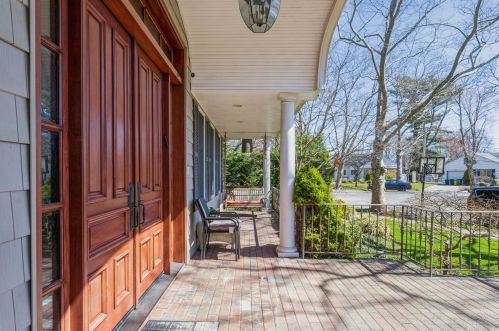 930 Tee Ct, Woodsburgh, NY 11598-1934